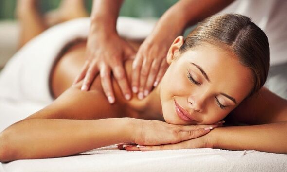 Un cours de massage aide à se débarrasser de l'ostéochondrose de la colonne thoracique