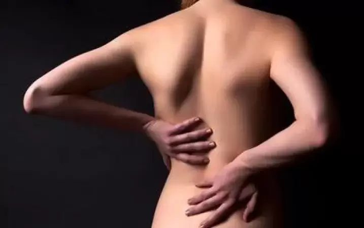 Pour l'ostéochondrose, vous pouvez vous frotter le dos avec un massage chauffant traditionnel.