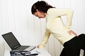 une femme a mal au dos dans la région lombaire